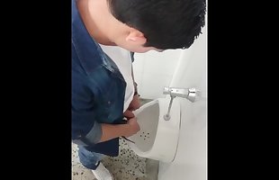 piss in urinoir