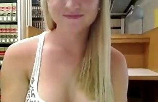 Sexy bionda procace Teen si masturba in pubblico Libreria