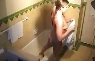 Il mio Carino sorella si masturba in bagno Tubo nascosto cam