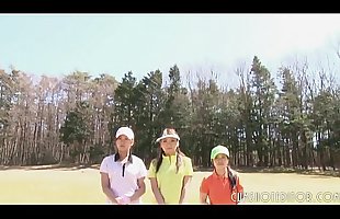 जापानी किशोरी गोल्फ आवारा लड़की प्राप्त छेड़ा और क्रीमयुक्त द्वारा दो लोग