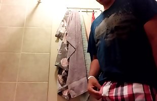 chubby remaja jerks off dalam bilik mandi