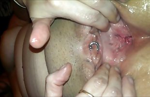 सींग का बना हुआ लड़की खेल के साथ उसके गीला योनि