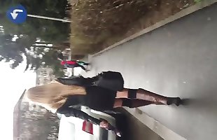 theo dõi sexy tóc vàng Cô gái đi bộ Trên rumani đường phố
