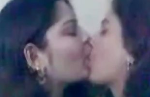 индийский колледж девочки поцелуи