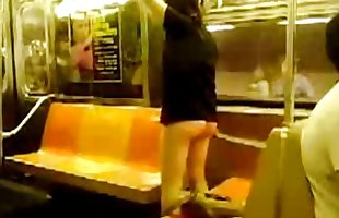 Девушка тянуть трусики вниз В метро